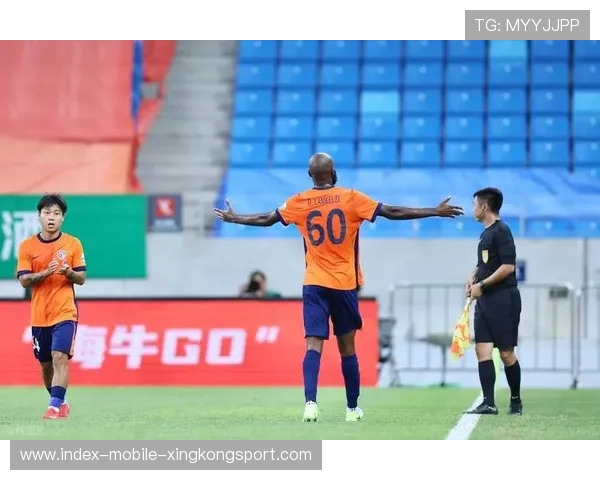 中超门将伸腿救险扑出单刀赢得掌声