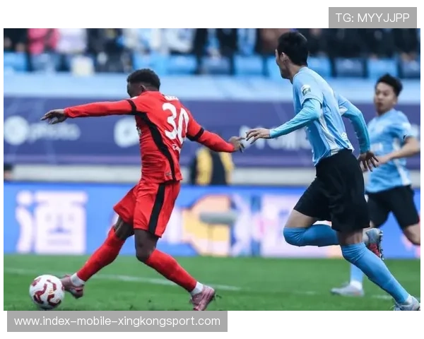 中超门将伸腿救险扑出单刀赢得掌声